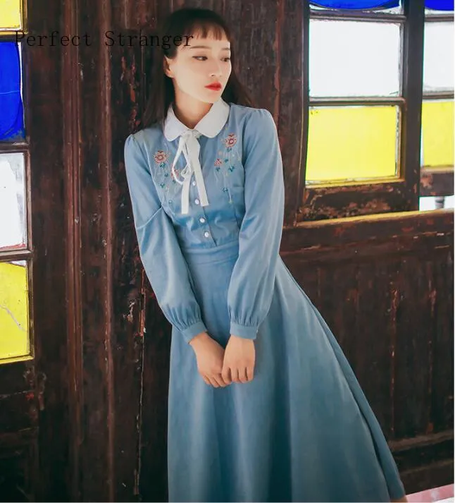 Autumn Winter New Arrival Retro Hot Sale Peter Pan Collar Flower Embroidery Bowknot Woman Long Velvet Dress With Tie